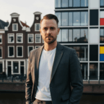 Strak en Tijdloos: De Stijlvolle Impact van Man Kort Haar